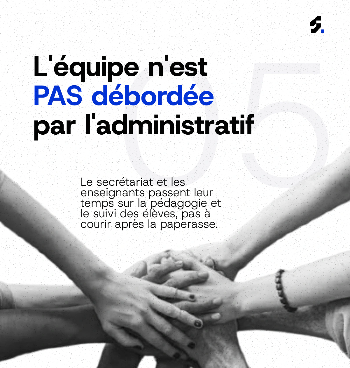 Une équipe administrative scolaire collabore autour de Sekolikoo